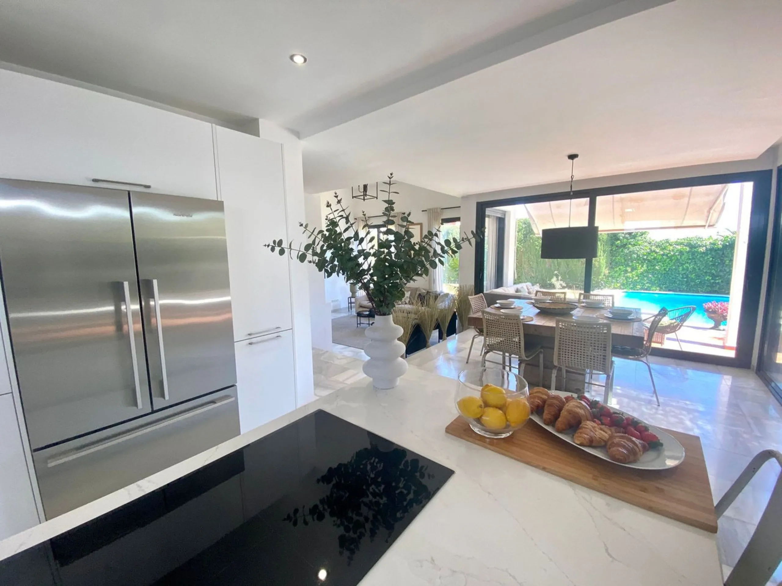 House - Detached Villa в продаже в Marbella, Málaga. В доме 6 спален и 6 ванных комнат. Площадь дома 300 м². Площадь участка 540 м²