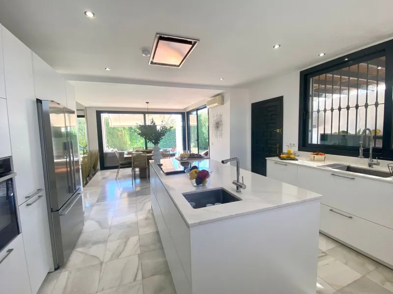 House - Detached Villa в продаже в Marbella, Málaga. В доме 6 спален и 6 ванных комнат. Площадь дома 300 м². Площадь участка 540 м²