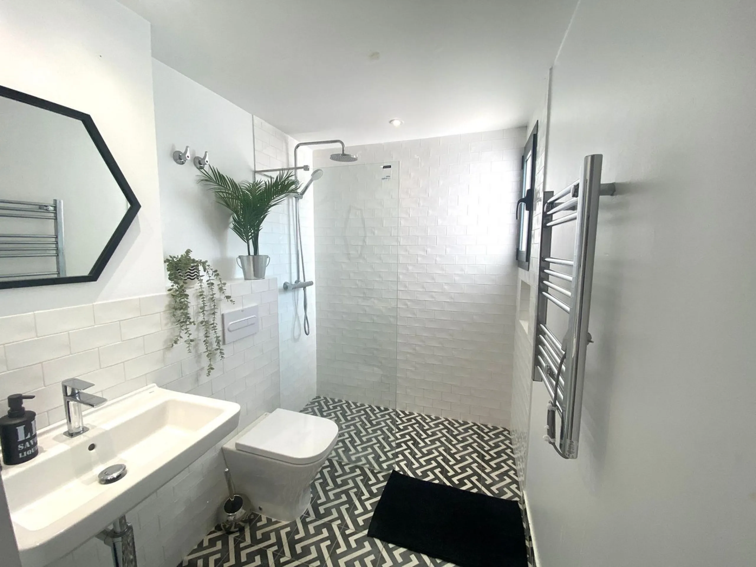 House - Detached Villa в продаже в Marbella, Málaga. В доме 6 спален и 6 ванных комнат. Площадь дома 300 м². Площадь участка 540 м²