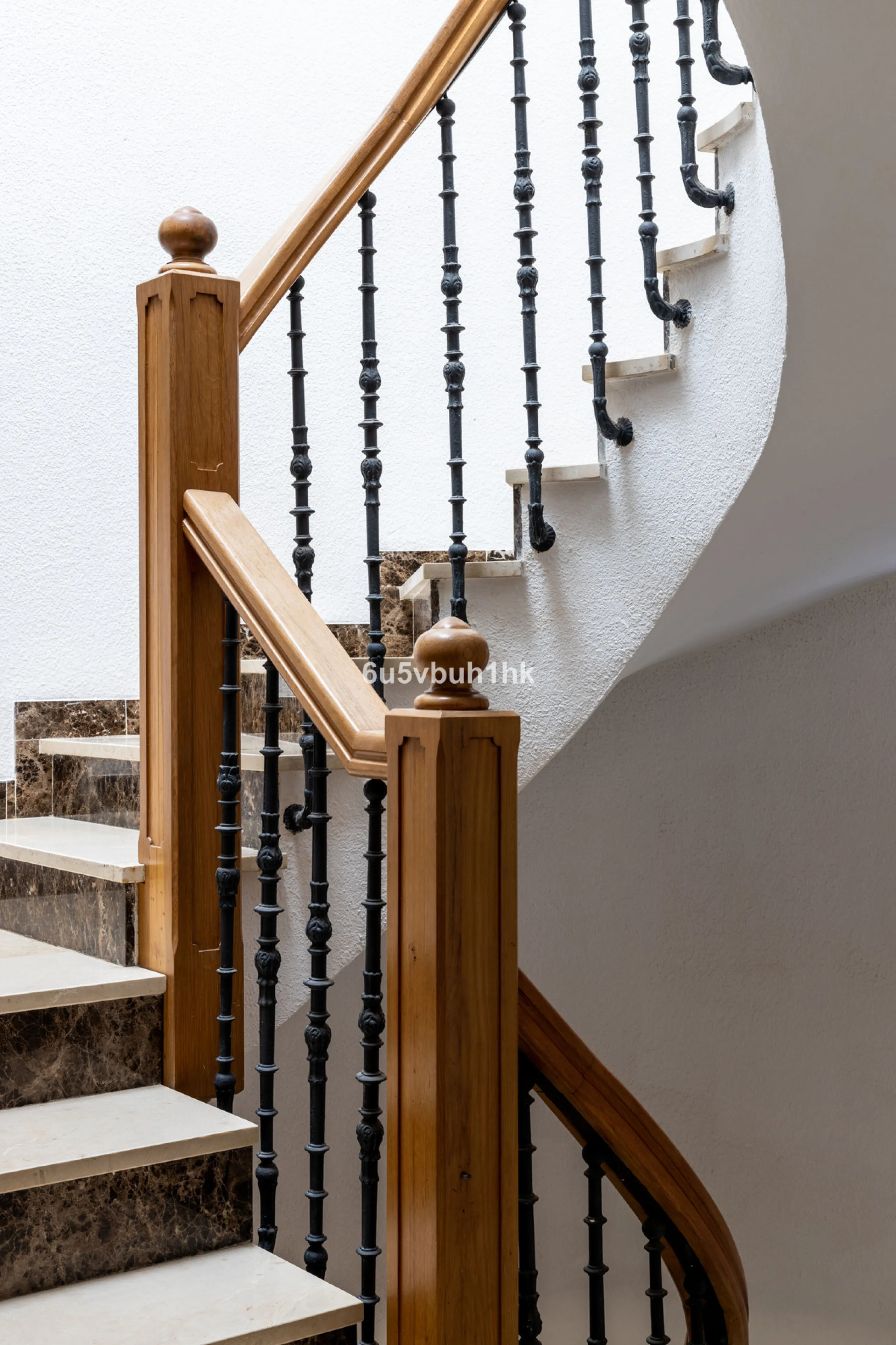 Luxury villa with an amazing tropical garden and a private pool, is a must see. This villa is completely modernized and for sale in El Coto, Fuengirola