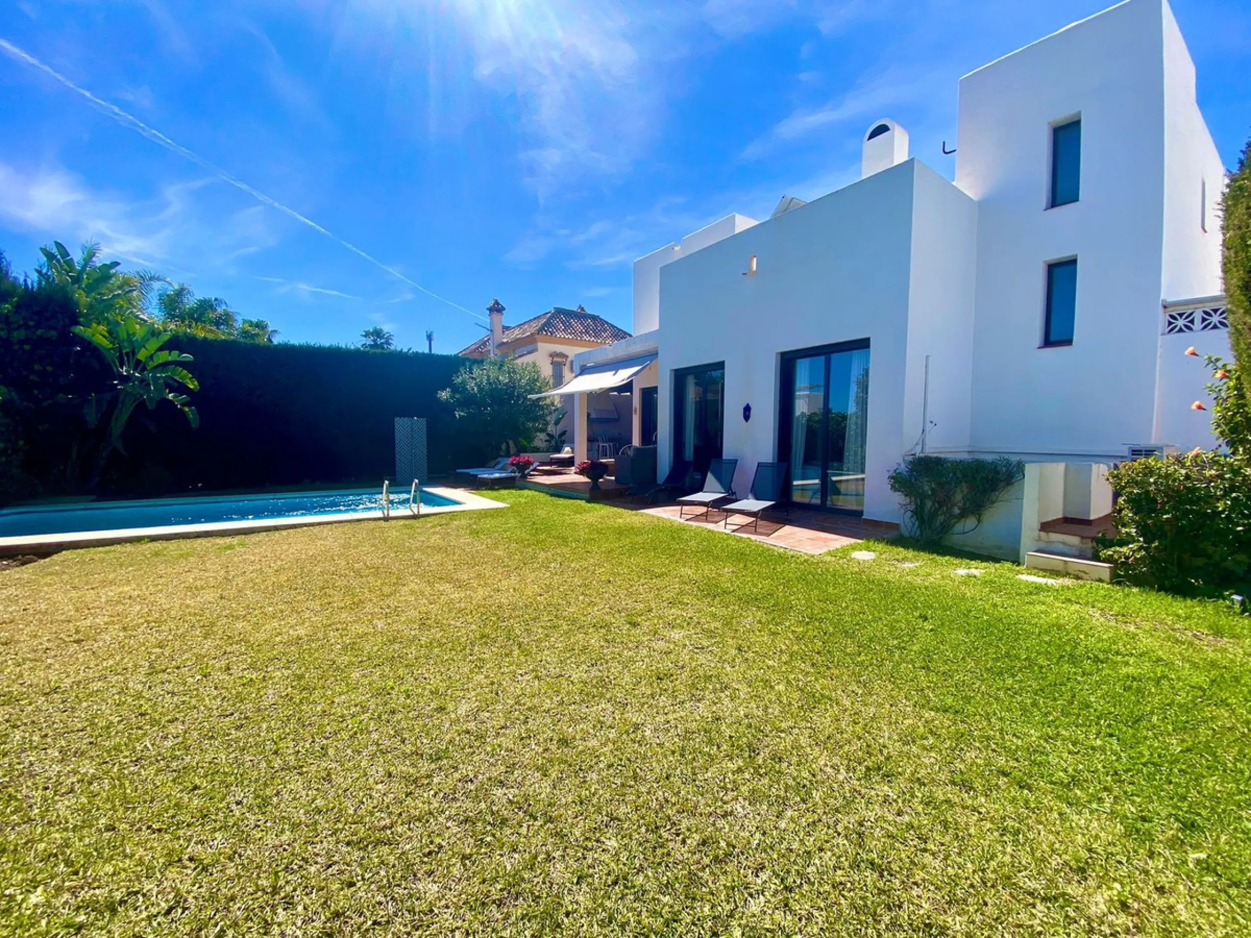 House - Detached Villa в продаже в Marbella, Málaga. В доме 6 спален и 6 ванных комнат. Площадь дома 300 м². Площадь участка 540 м²