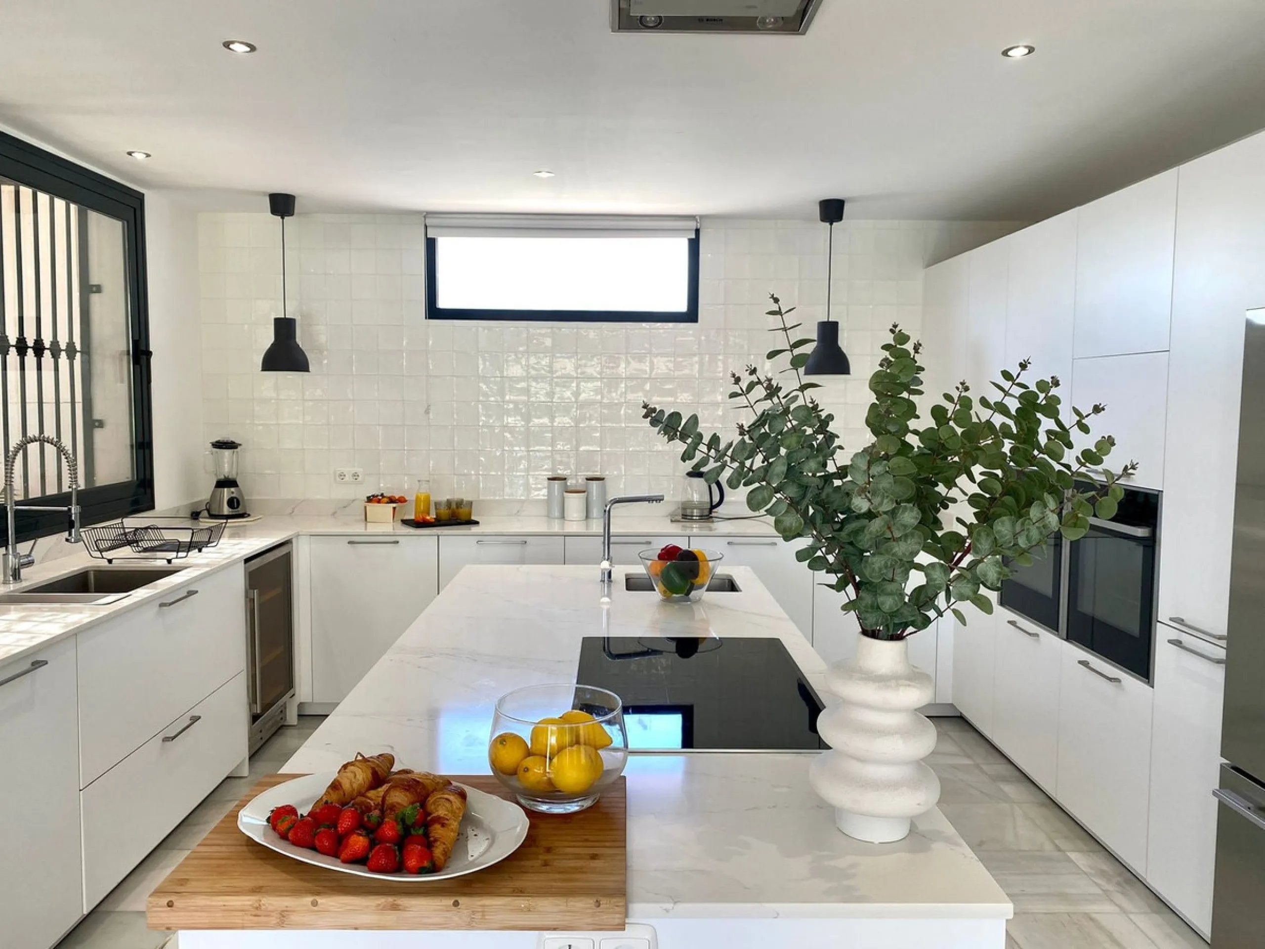 House - Detached Villa в продаже в Marbella, Málaga. В доме 6 спален и 6 ванных комнат. Площадь дома 300 м². Площадь участка 540 м²