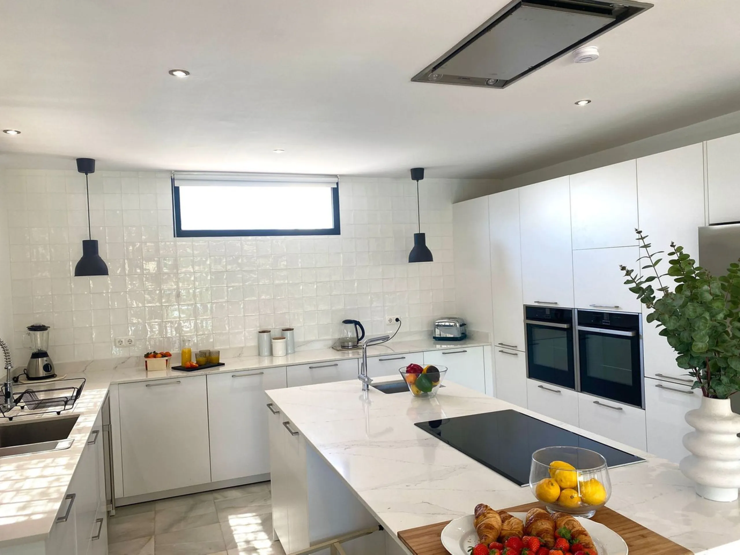 House - Detached Villa в продаже в Marbella, Málaga. В доме 6 спален и 6 ванных комнат. Площадь дома 300 м². Площадь участка 540 м²