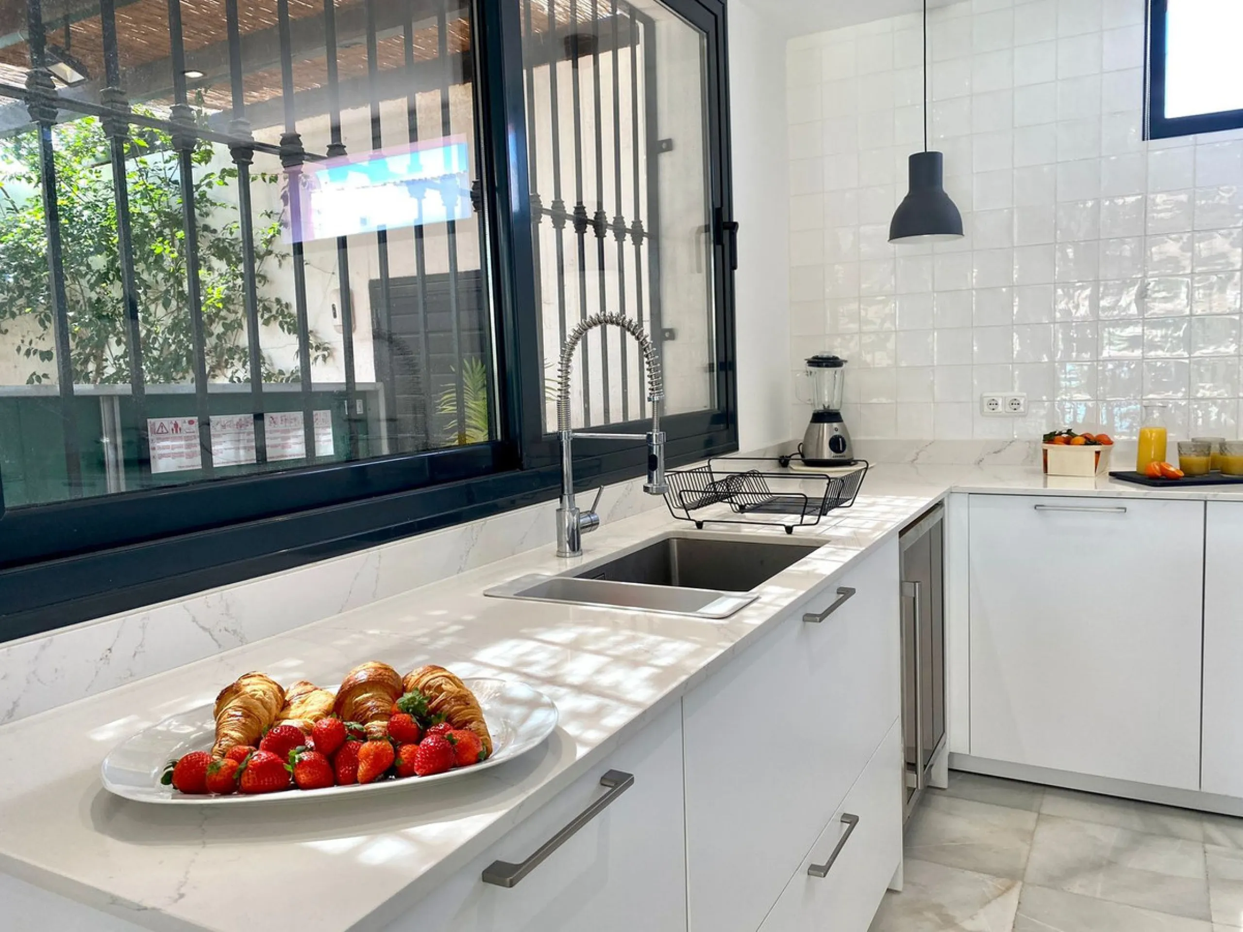 House - Detached Villa в продаже в Marbella, Málaga. В доме 6 спален и 6 ванных комнат. Площадь дома 300 м². Площадь участка 540 м²