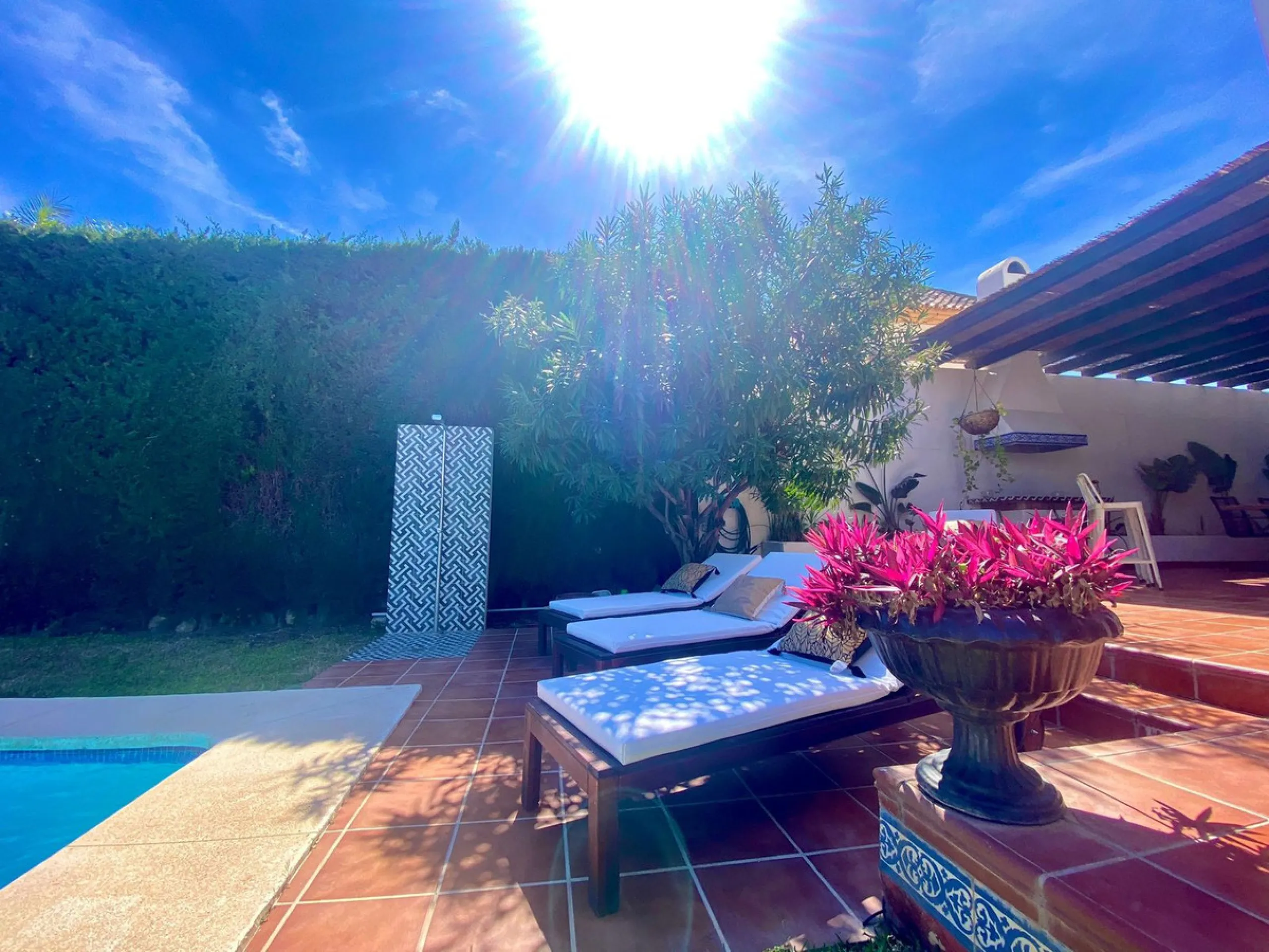House - Detached Villa в продаже в Marbella, Málaga. В доме 6 спален и 6 ванных комнат. Площадь дома 300 м². Площадь участка 540 м²
