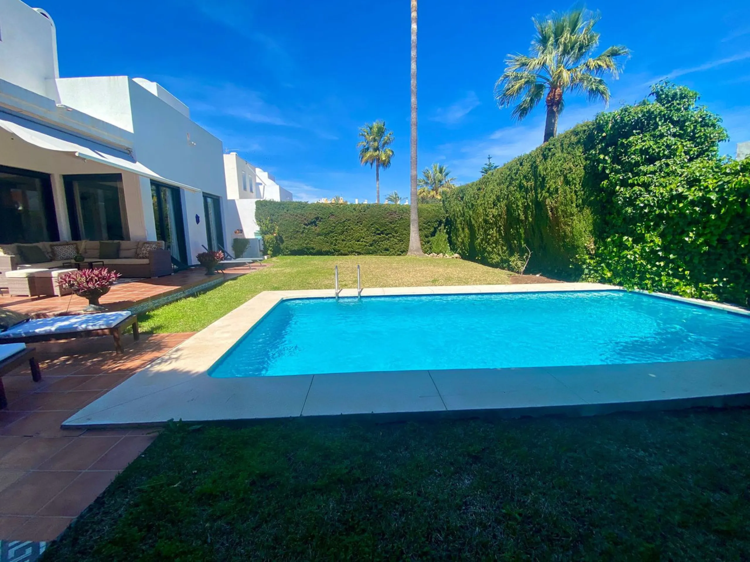 House - Detached Villa в продаже в Marbella, Málaga. В доме 6 спален и 6 ванных комнат. Площадь дома 300 м². Площадь участка 540 м²