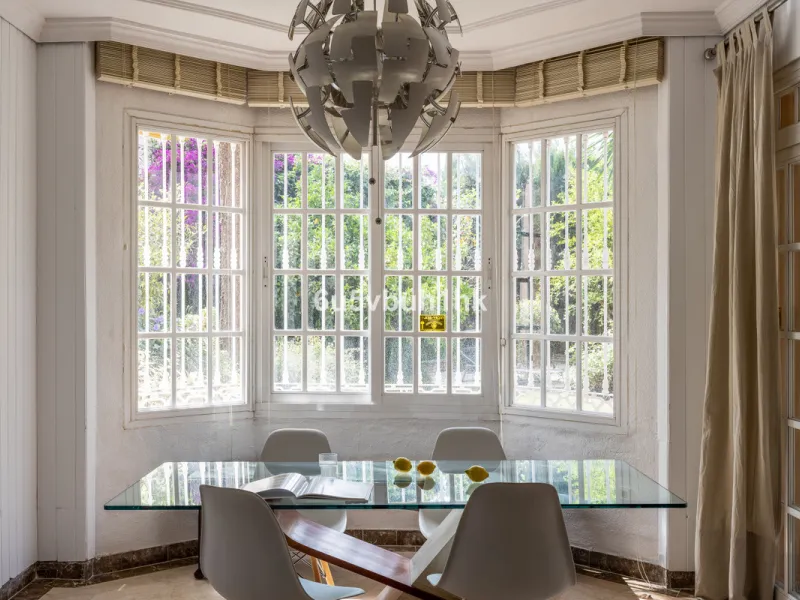 Luxury villa with an amazing tropical garden and a private pool, is a must see. This villa is completely modernized and for sale in El Coto, Fuengirola
