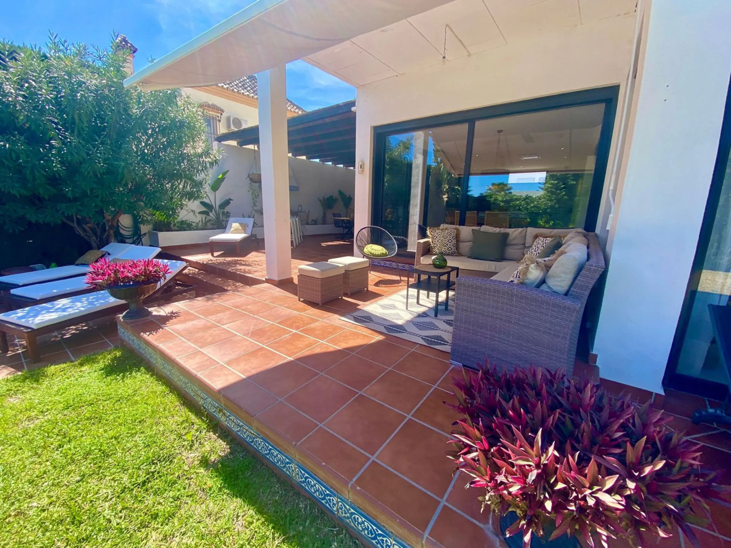 House - Detached Villa в продаже в Marbella, Málaga. В доме 6 спален и 6 ванных комнат. Площадь дома 300 м². Площадь участка 540 м²