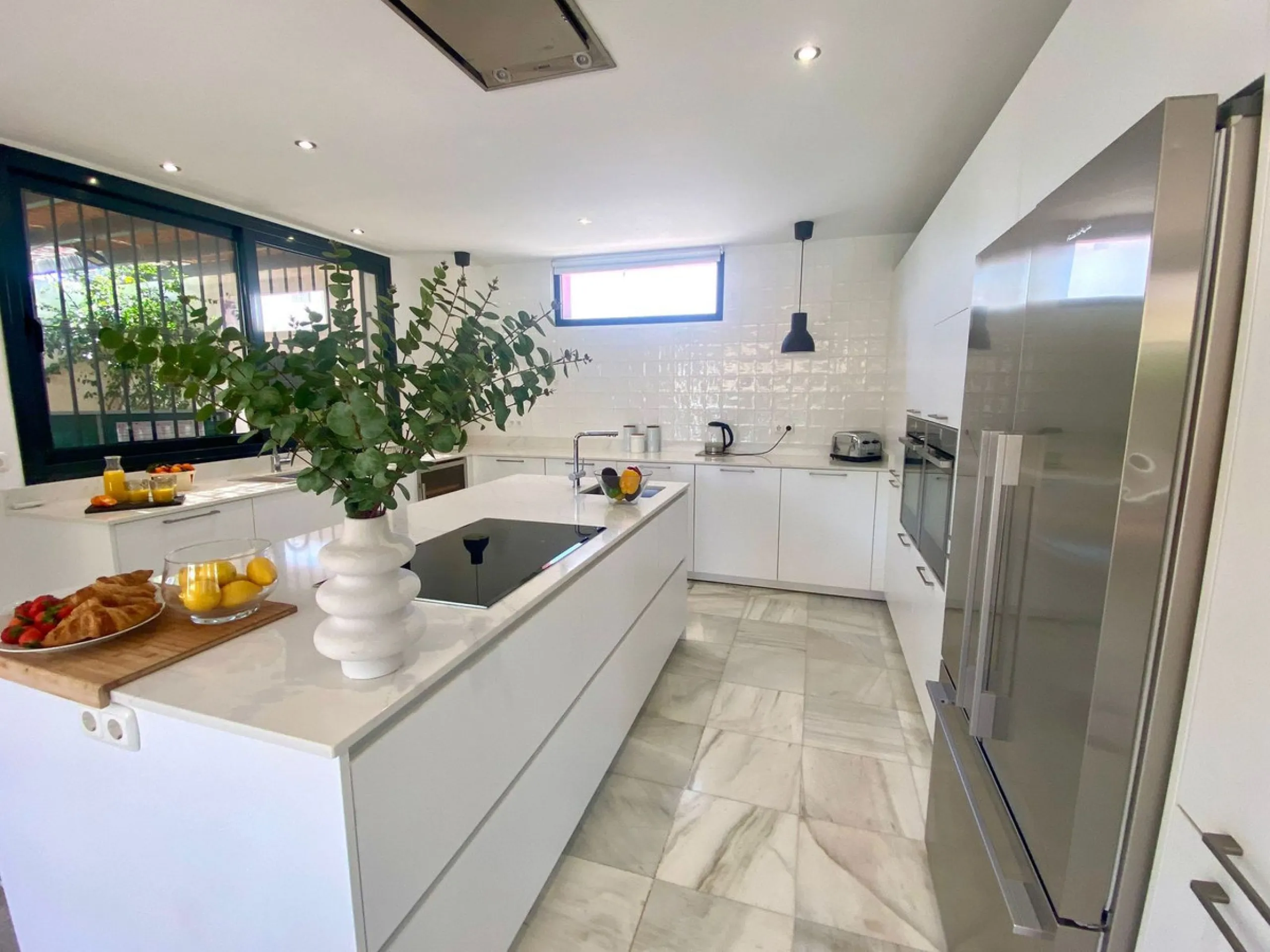 House - Detached Villa в продаже в Marbella, Málaga. В доме 6 спален и 6 ванных комнат. Площадь дома 300 м². Площадь участка 540 м²