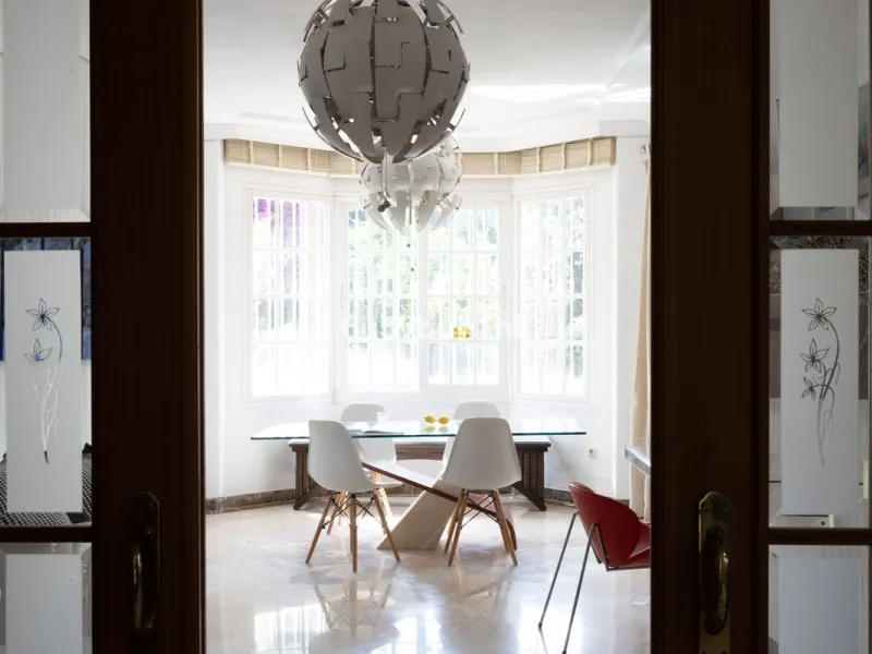 Luxury villa with an amazing tropical garden and a private pool, is a must see. This villa is completely modernized and for sale in El Coto, Fuengirola