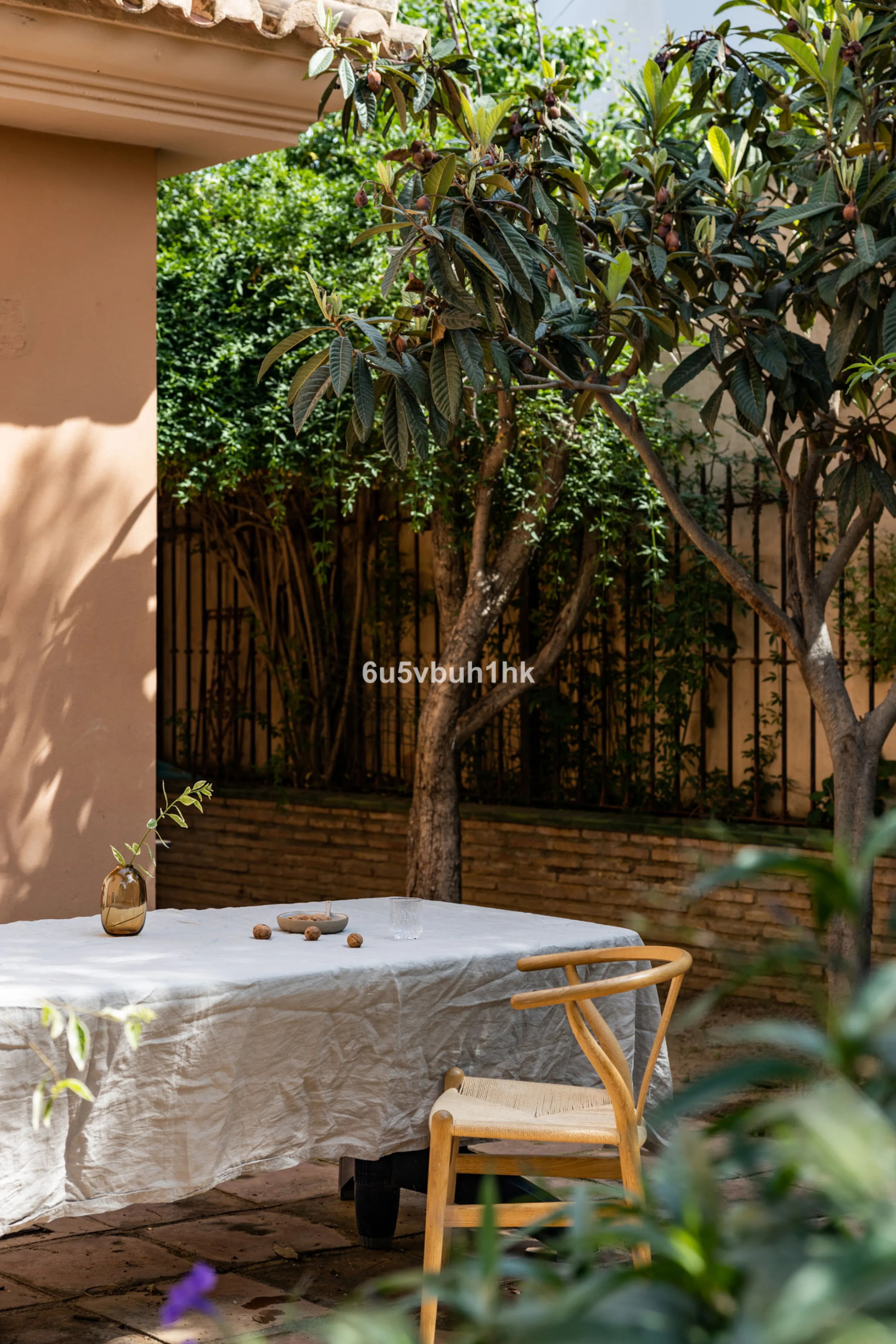 Luxury villa with an amazing tropical garden and a private pool, is a must see. This villa is completely modernized and for sale in El Coto, Fuengirola