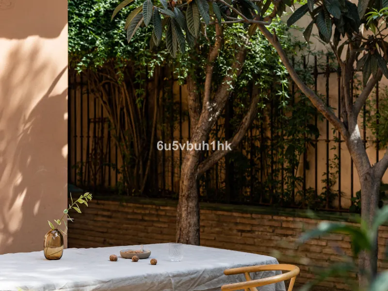 Luxury villa with an amazing tropical garden and a private pool, is a must see. This villa is completely modernized and for sale in El Coto, Fuengirola