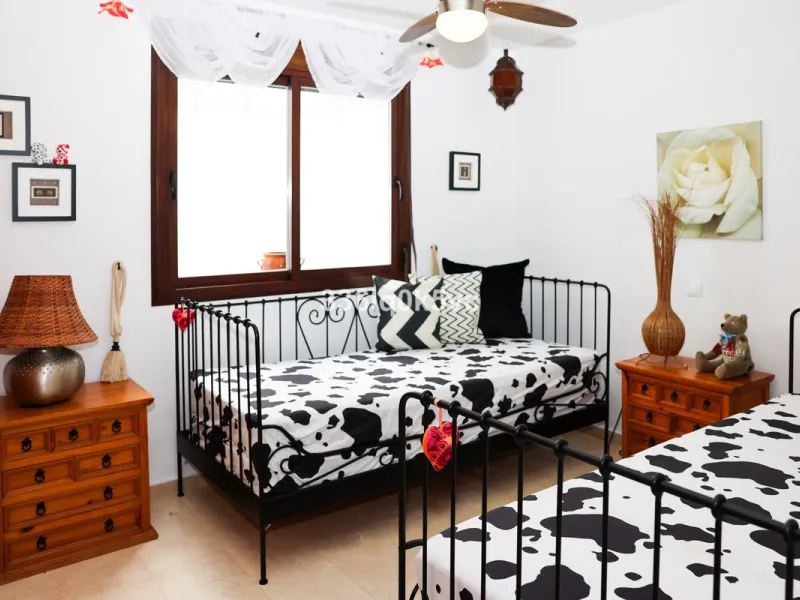 A beautifully presented 2 bedroom ground floor apartment in immaculate decorative condition, offering generous interior space, a private terrace, secure parking, and a full range of practical features for comfortable everyday living. Fully ready to move i