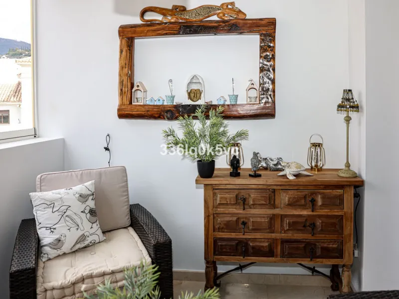 A beautifully presented 2 bedroom ground floor apartment in immaculate decorative condition, offering generous interior space, a private terrace, secure parking, and a full range of practical features for comfortable everyday living. Fully ready to move i