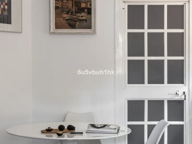 Luxury villa with an amazing tropical garden and a private pool, is a must see. This villa is completely modernized and for sale in El Coto, Fuengirola