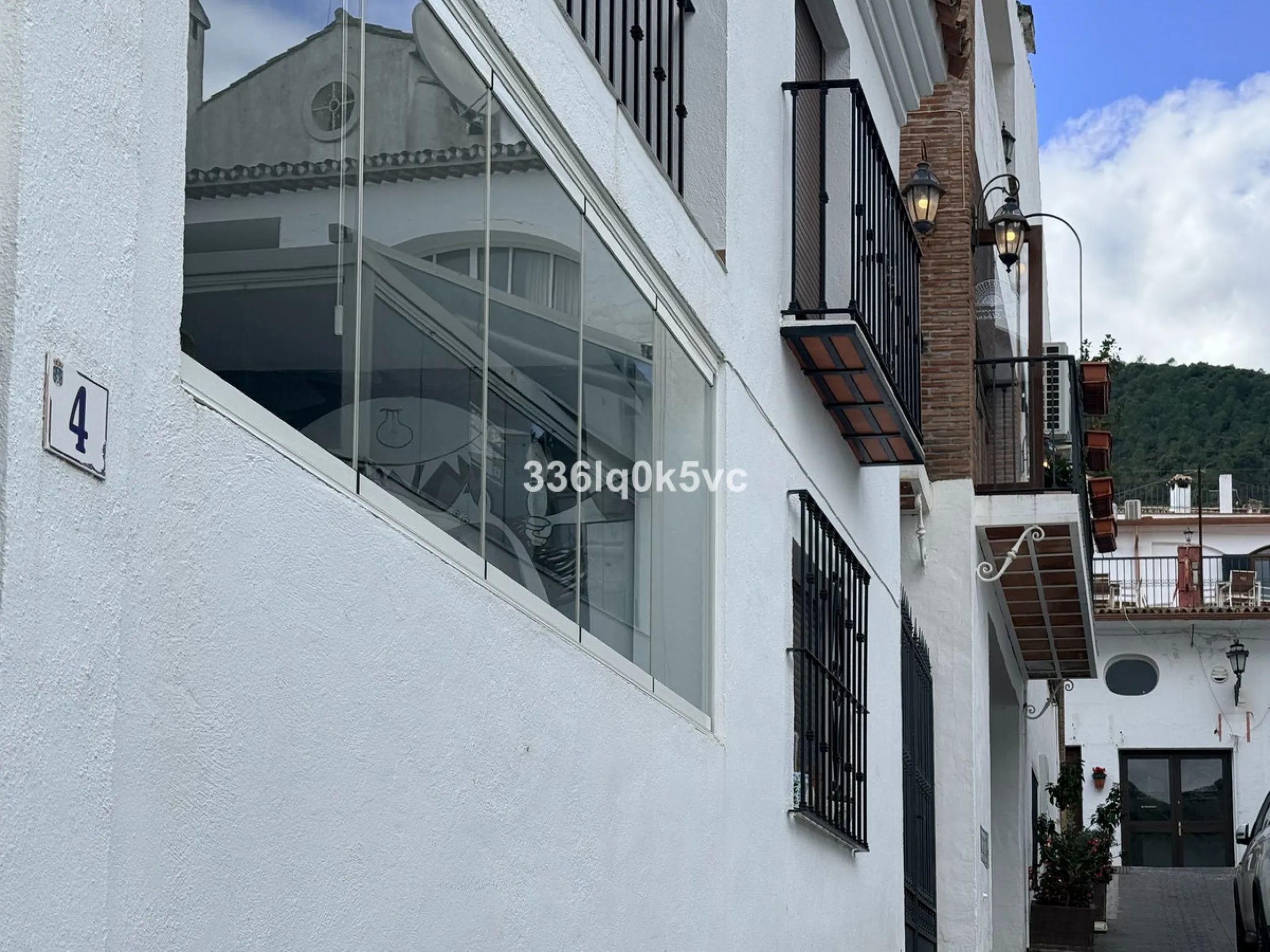 A beautifully presented 2 bedroom ground floor apartment in immaculate decorative condition, offering generous interior space, a private terrace, secure parking, and a full range of practical features for comfortable everyday living. Fully ready to move i