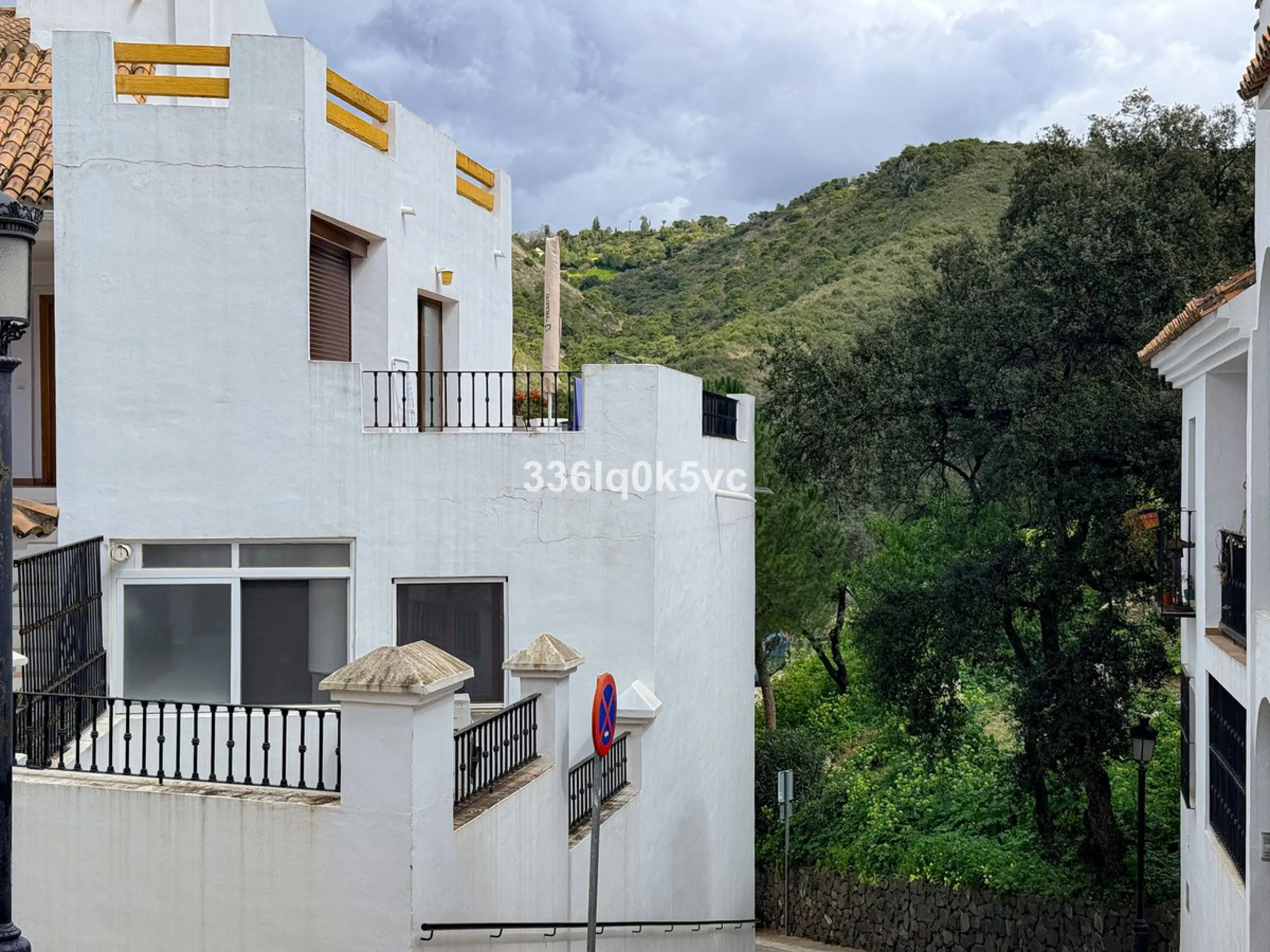 A beautifully presented 2 bedroom ground floor apartment in immaculate decorative condition, offering generous interior space, a private terrace, secure parking, and a full range of practical features for comfortable everyday living. Fully ready to move i