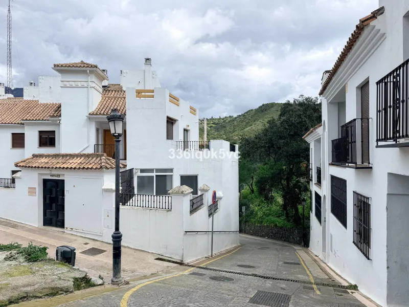 A beautifully presented 2 bedroom ground floor apartment in immaculate decorative condition, offering generous interior space, a private terrace, secure parking, and a full range of practical features for comfortable everyday living. Fully ready to move i