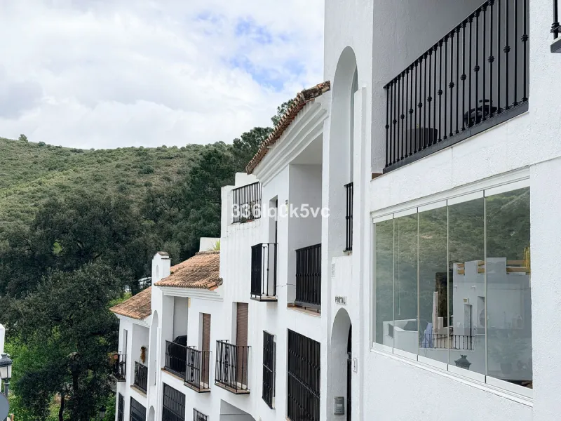 A beautifully presented 2 bedroom ground floor apartment in immaculate decorative condition, offering generous interior space, a private terrace, secure parking, and a full range of practical features for comfortable everyday living. Fully ready to move i