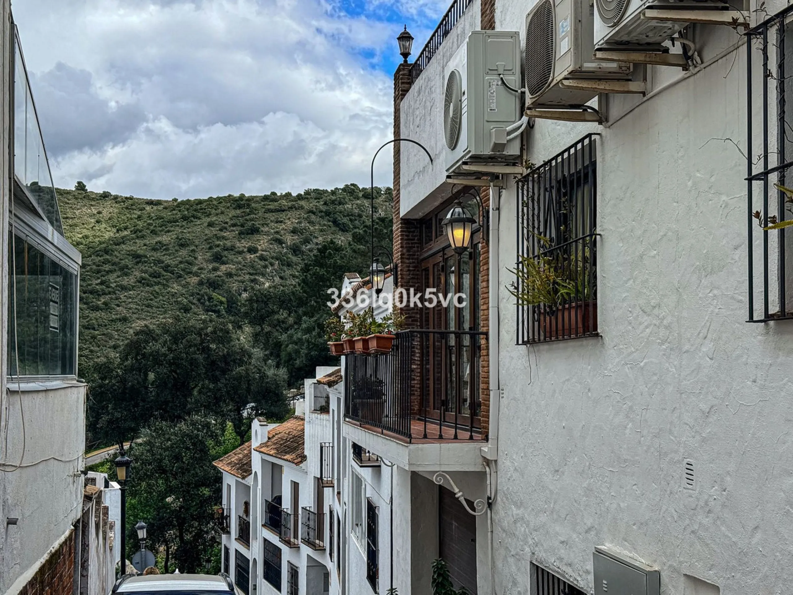A beautifully presented 2 bedroom ground floor apartment in immaculate decorative condition, offering generous interior space, a private terrace, secure parking, and a full range of practical features for comfortable everyday living. Fully ready to move i