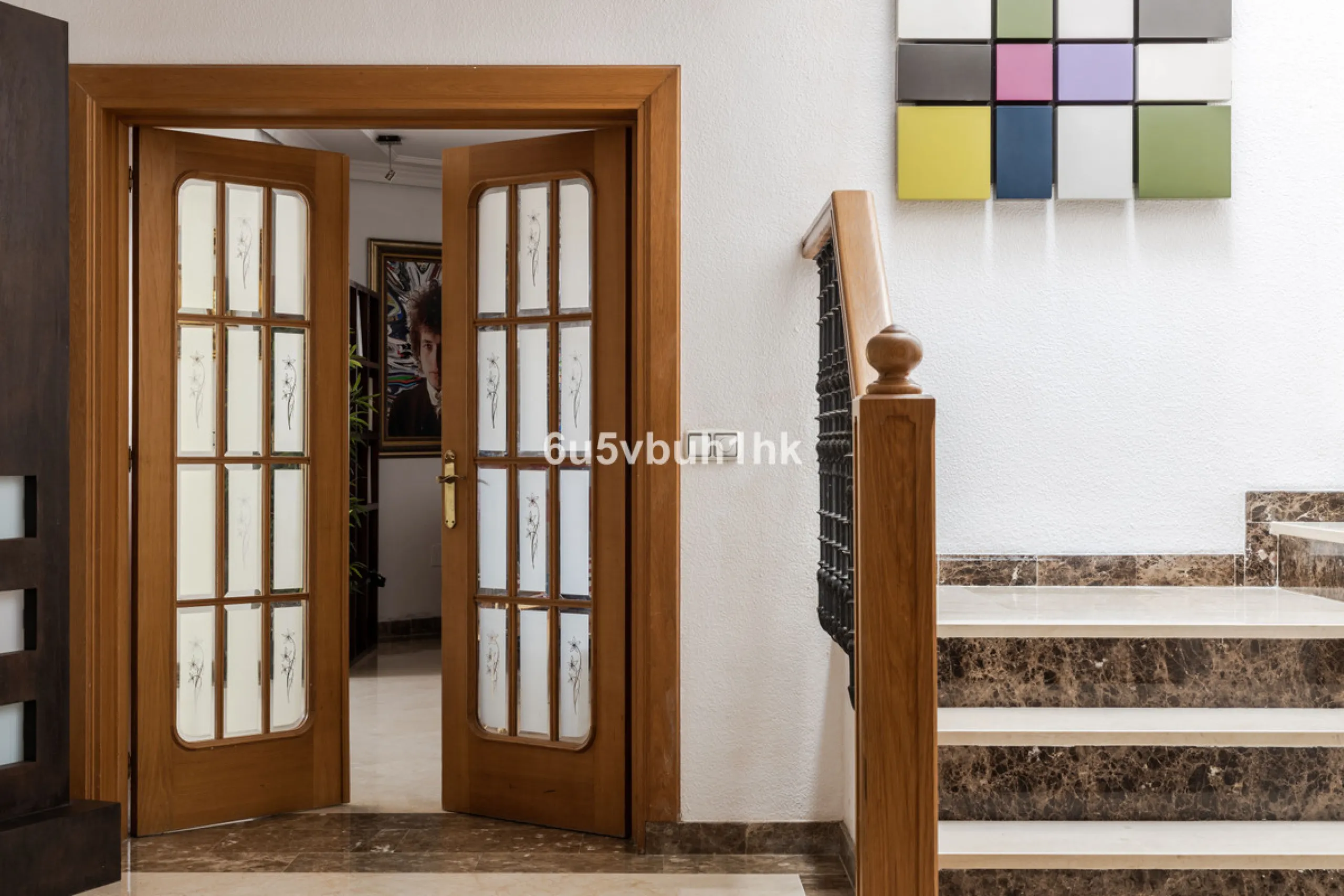 Luxury villa with an amazing tropical garden and a private pool, is a must see. This villa is completely modernized and for sale in El Coto, Fuengirola