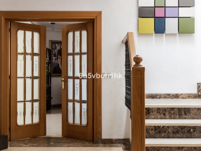 Luxury villa with an amazing tropical garden and a private pool, is a must see. This villa is completely modernized and for sale in El Coto, Fuengirola