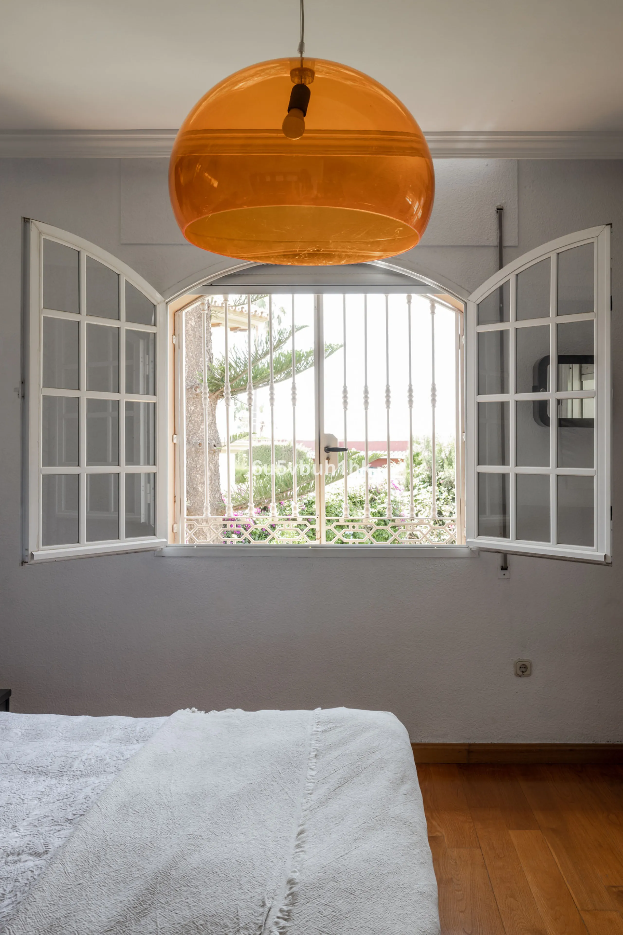 Luxury villa with an amazing tropical garden and a private pool, is a must see. This villa is completely modernized and for sale in El Coto, Fuengirola