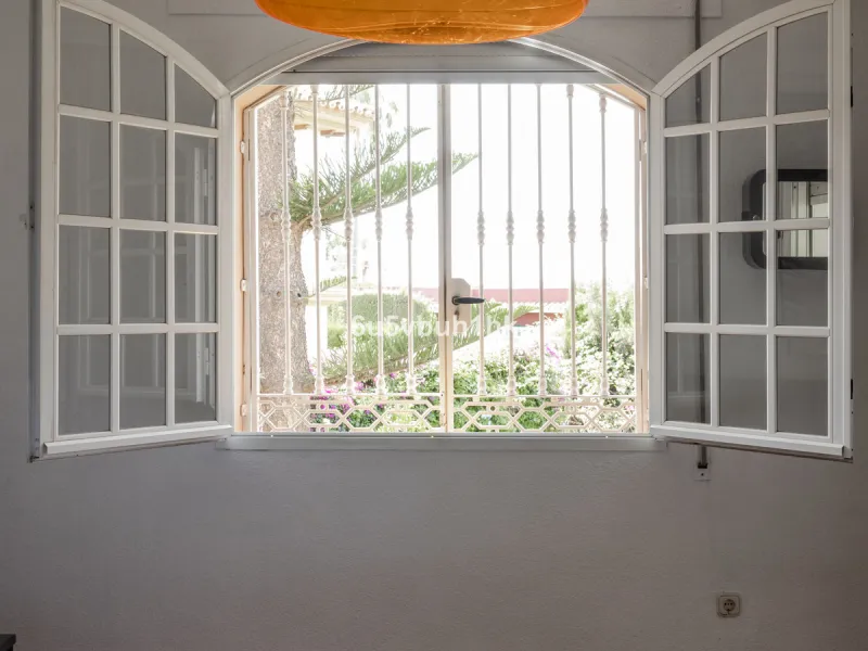 Luxury villa with an amazing tropical garden and a private pool, is a must see. This villa is completely modernized and for sale in El Coto, Fuengirola