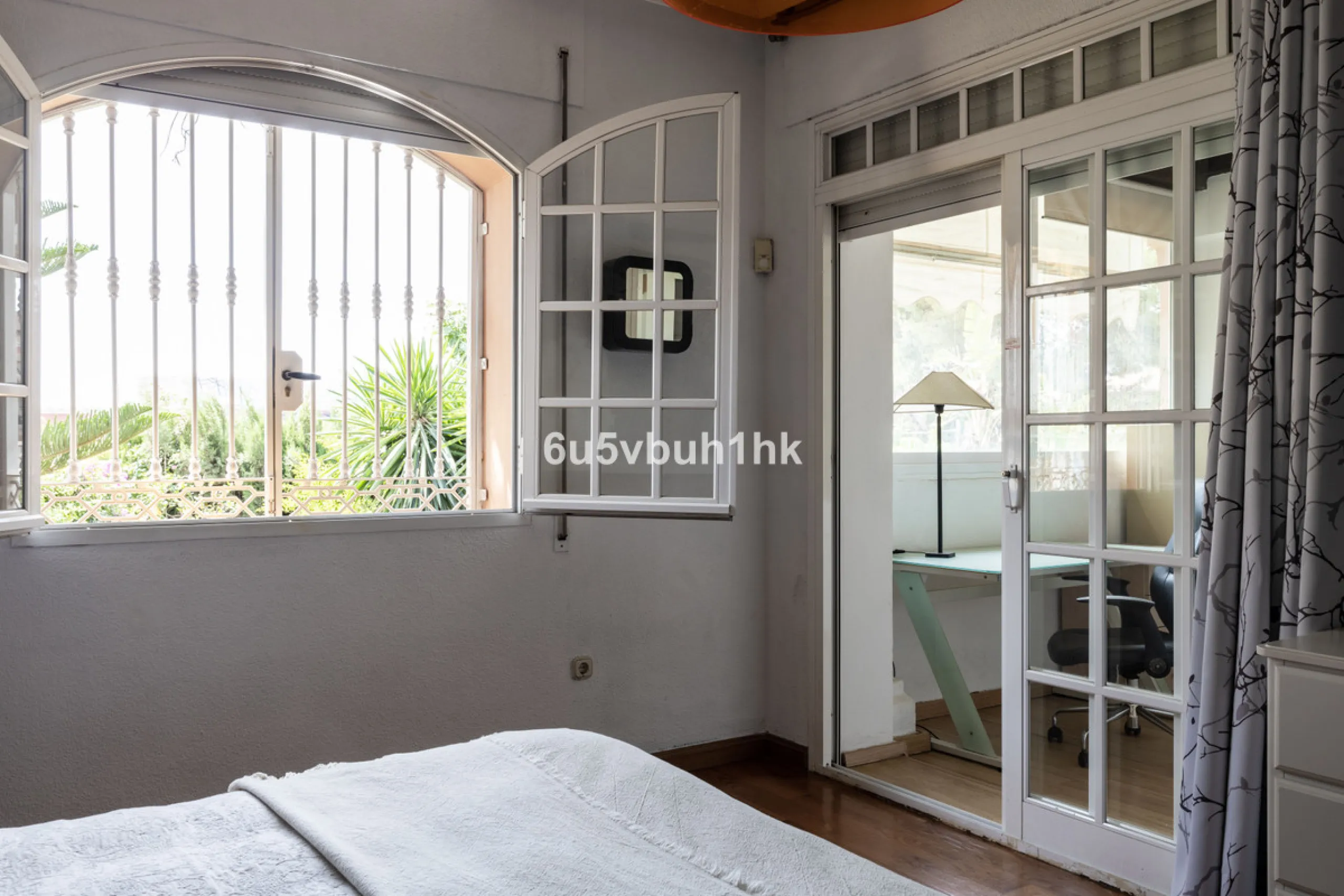 Luxury villa with an amazing tropical garden and a private pool, is a must see. This villa is completely modernized and for sale in El Coto, Fuengirola