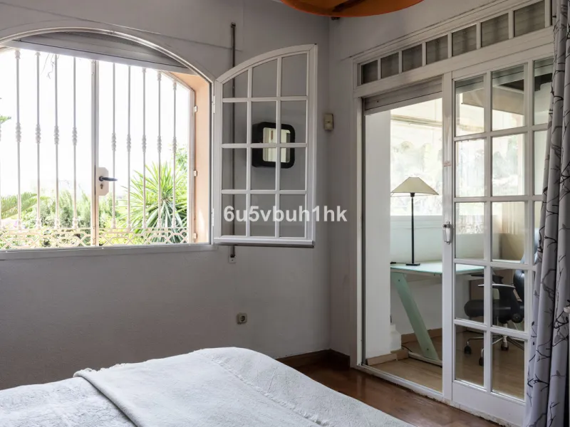 Luxury villa with an amazing tropical garden and a private pool, is a must see. This villa is completely modernized and for sale in El Coto, Fuengirola