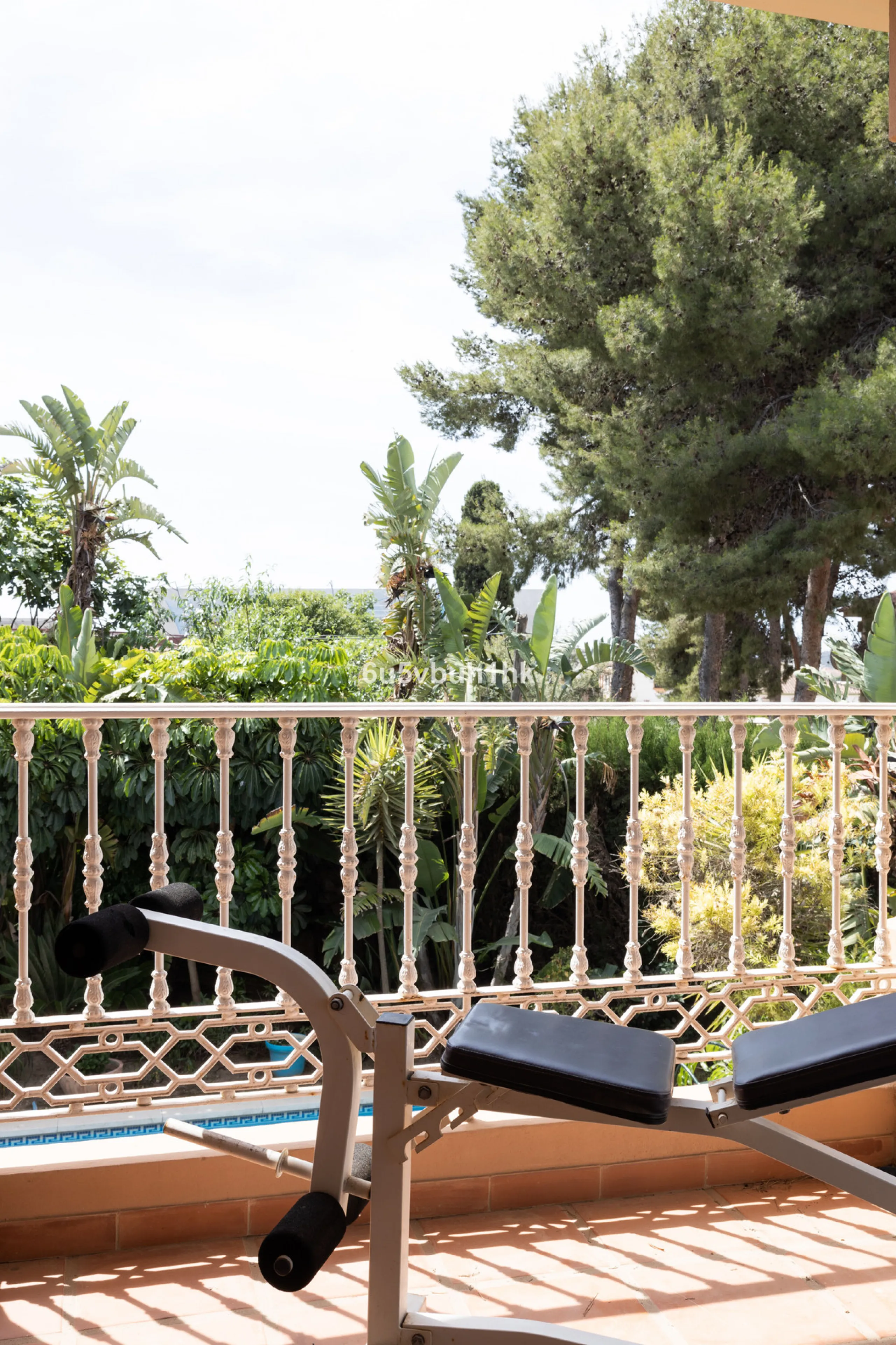 Luxury villa with an amazing tropical garden and a private pool, is a must see. This villa is completely modernized and for sale in El Coto, Fuengirola