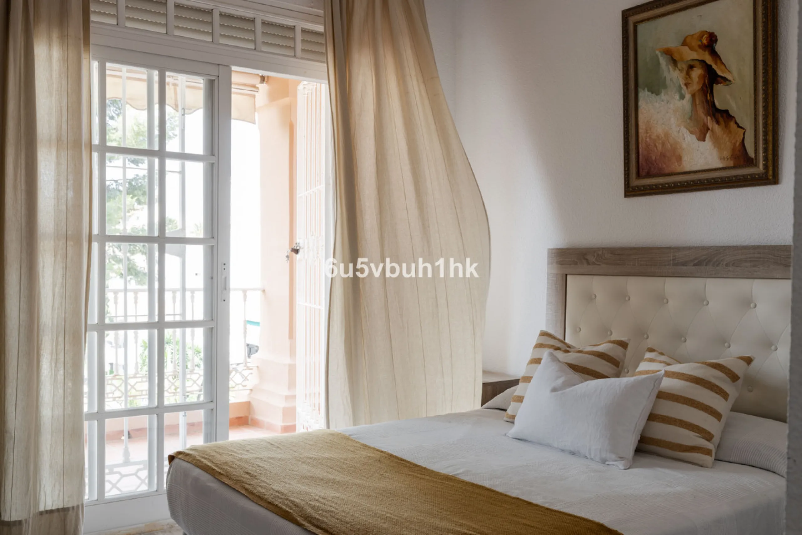 Luxury villa with an amazing tropical garden and a private pool, is a must see. This villa is completely modernized and for sale in El Coto, Fuengirola