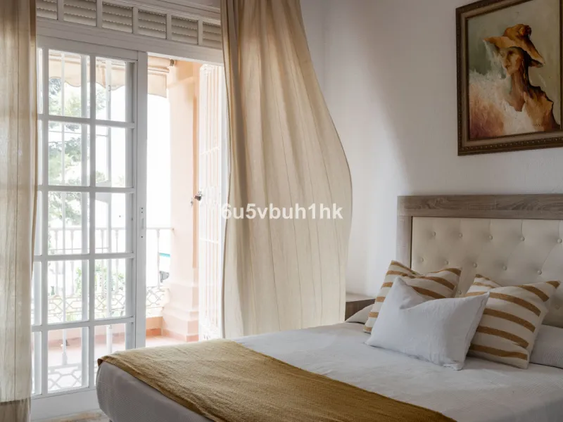 Luxury villa with an amazing tropical garden and a private pool, is a must see. This villa is completely modernized and for sale in El Coto, Fuengirola