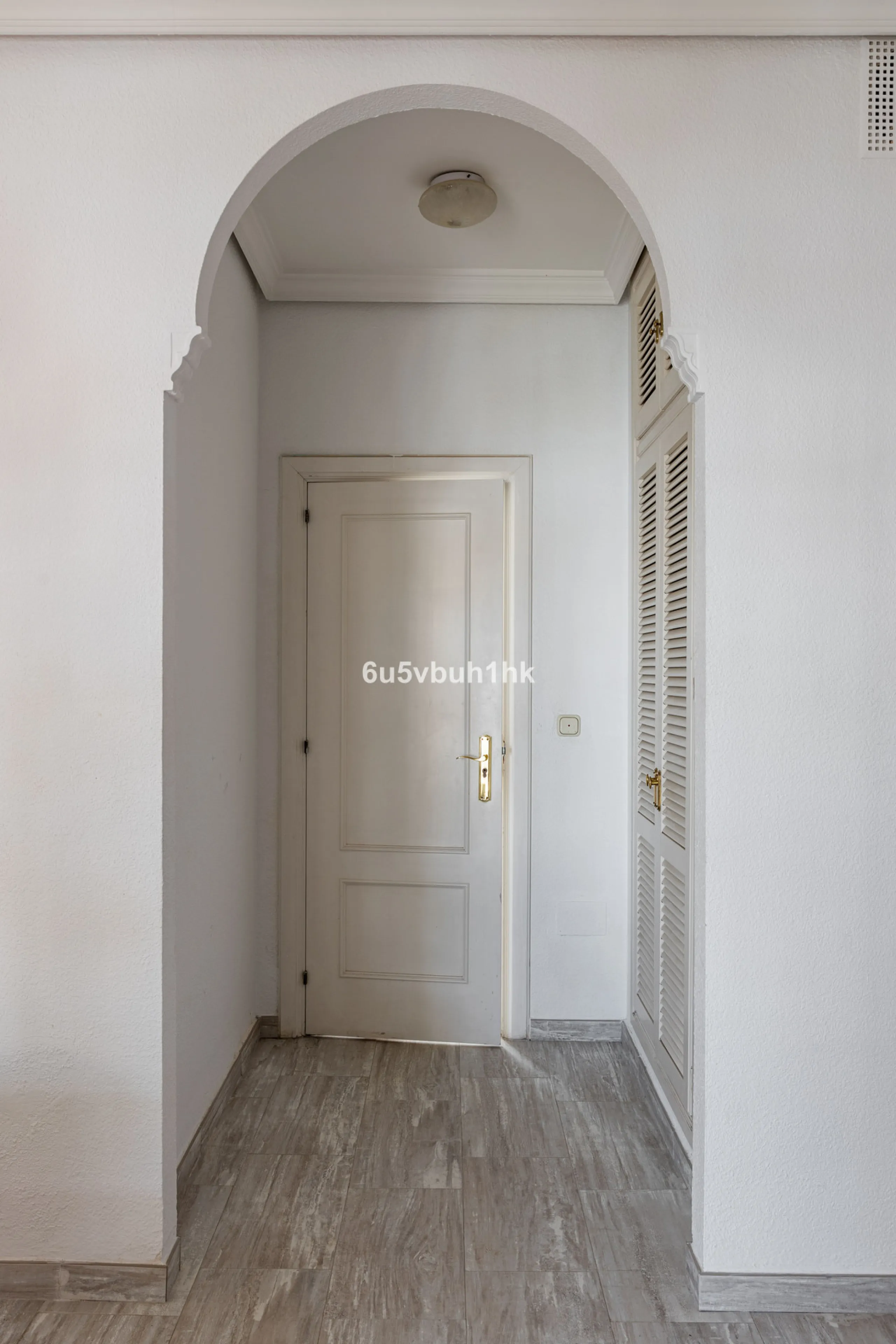 Luxury villa with an amazing tropical garden and a private pool, is a must see. This villa is completely modernized and for sale in El Coto, Fuengirola
