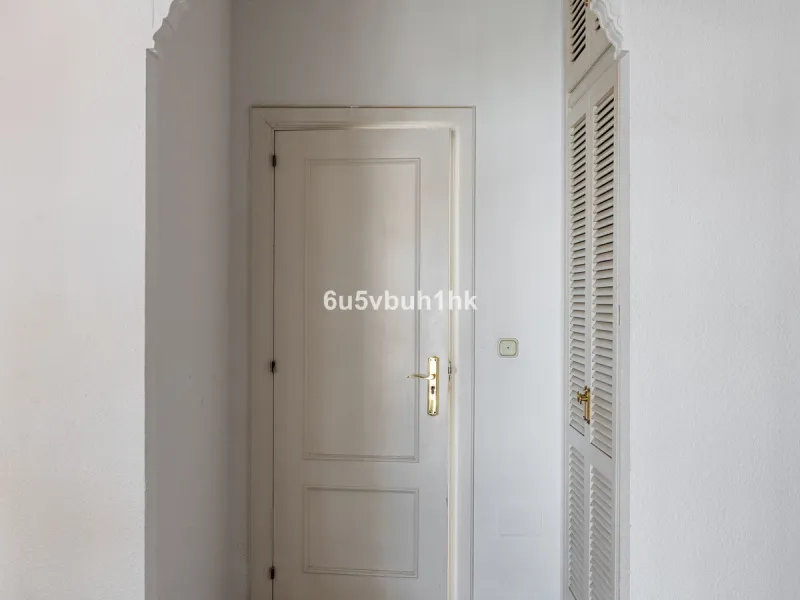 Luxury villa with an amazing tropical garden and a private pool, is a must see. This villa is completely modernized and for sale in El Coto, Fuengirola