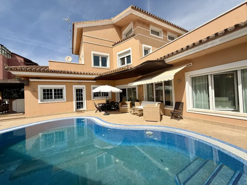 House - Detached Villa в продаже в Torremolinos, Málaga. В доме 6 спален и 5 ванных комнат. Площадь дома 485 м²
