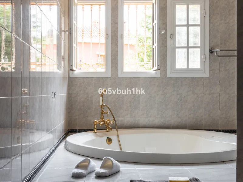 Luxury villa with an amazing tropical garden and a private pool, is a must see. This villa is completely modernized and for sale in El Coto, Fuengirola
