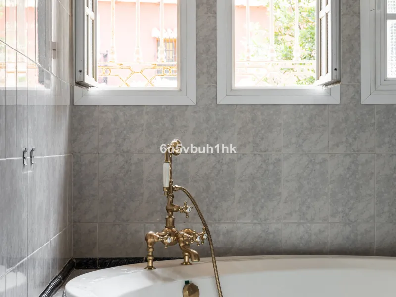 Luxury villa with an amazing tropical garden and a private pool, is a must see. This villa is completely modernized and for sale in El Coto, Fuengirola