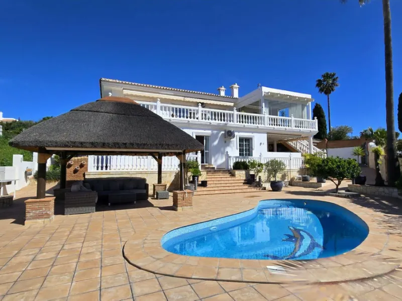 JUST ON THE MARKET. INCREDIBLE DETATCHED VILLA  WITH MODERN SKANDANAVIAN STYLE DESIGN. EXCLUSIVE  URBANISATION IN CERROS DE AGUILA. ONLY € 995,000. BARGAIN.