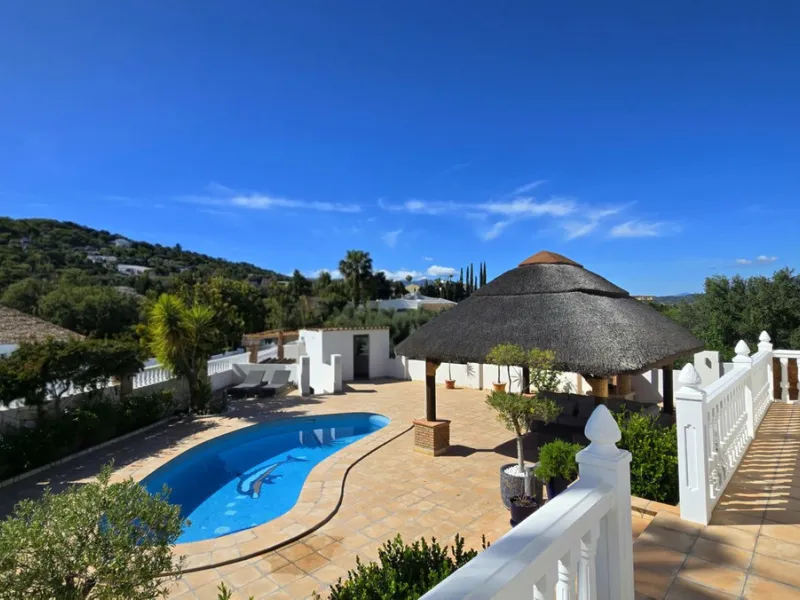 JUST ON THE MARKET. INCREDIBLE DETATCHED VILLA  WITH MODERN SKANDANAVIAN STYLE DESIGN. EXCLUSIVE  URBANISATION IN CERROS DE AGUILA. ONLY € 995,000. BARGAIN.