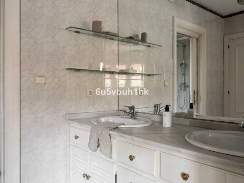 Luxury villa with an amazing tropical garden and a private pool, is a must see. This villa is completely modernized and for sale in El Coto, Fuengirola