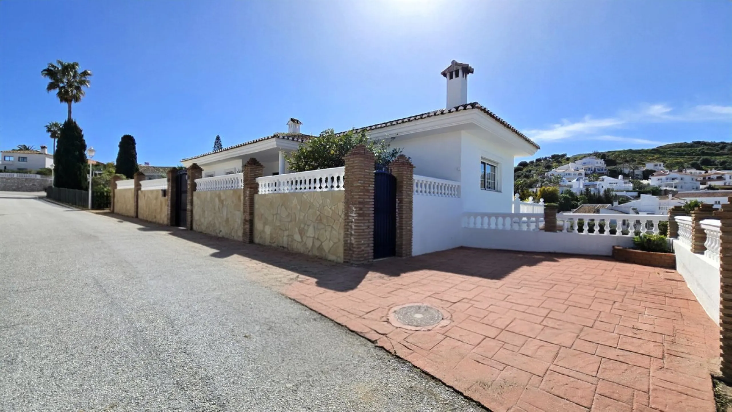 JUST ON THE MARKET. INCREDIBLE DETATCHED VILLA  WITH MODERN SKANDANAVIAN STYLE DESIGN. EXCLUSIVE  URBANISATION IN CERROS DE AGUILA. ONLY € 995,000. BARGAIN.