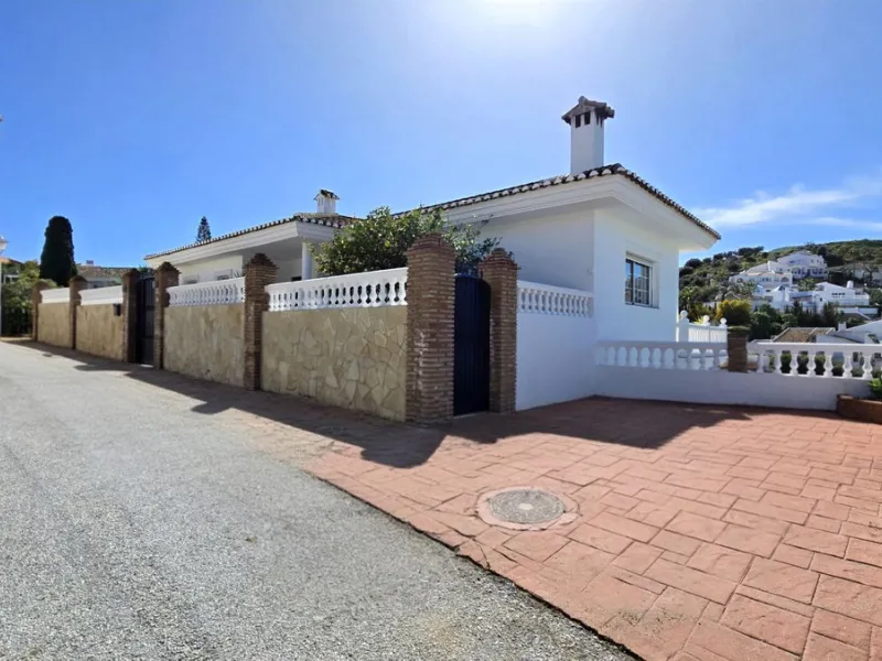 JUST ON THE MARKET. INCREDIBLE DETATCHED VILLA  WITH MODERN SKANDANAVIAN STYLE DESIGN. EXCLUSIVE  URBANISATION IN CERROS DE AGUILA. ONLY € 995,000. BARGAIN.
