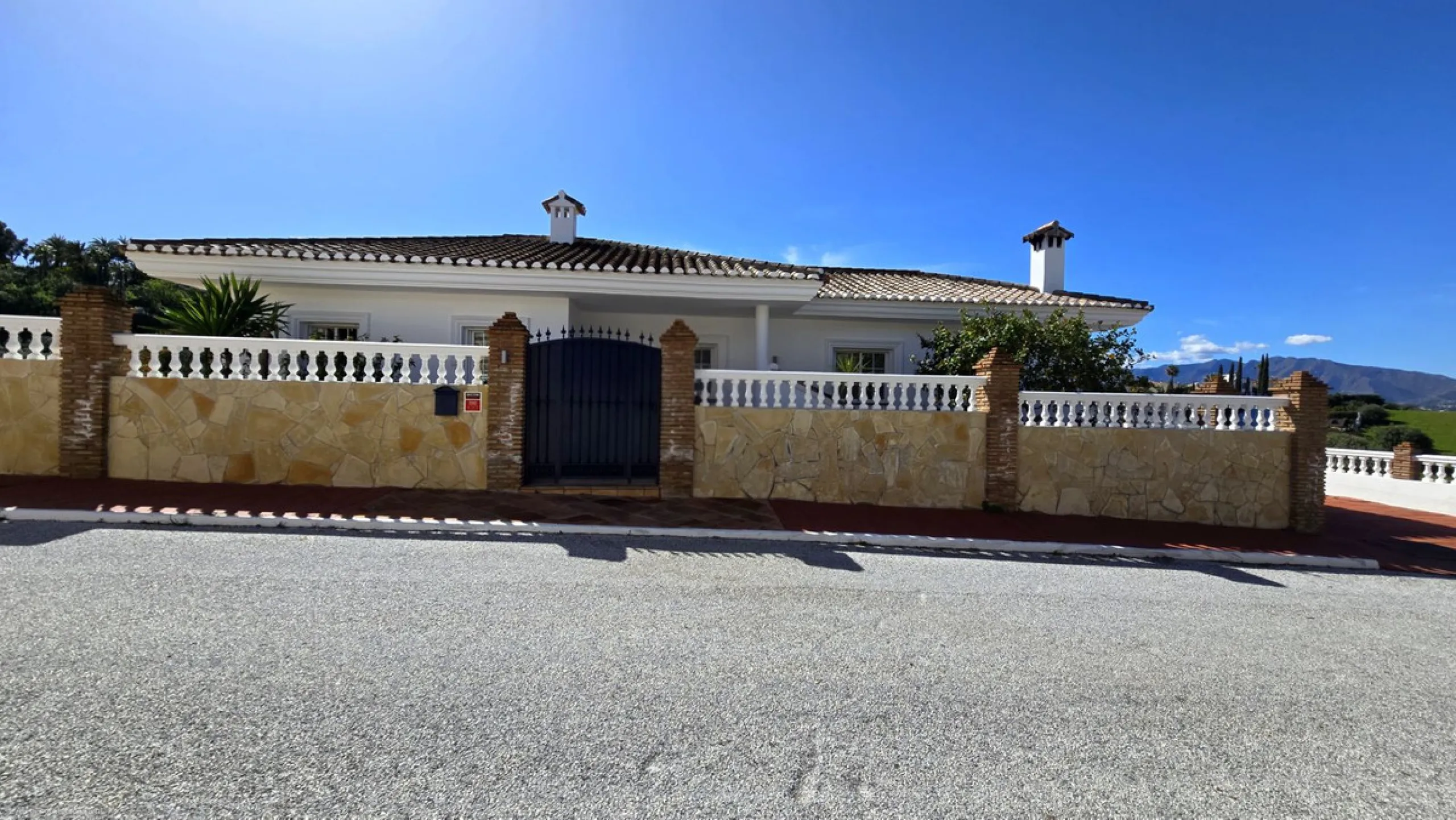 JUST ON THE MARKET. INCREDIBLE DETATCHED VILLA  WITH MODERN SKANDANAVIAN STYLE DESIGN. EXCLUSIVE  URBANISATION IN CERROS DE AGUILA. ONLY € 995,000. BARGAIN.
