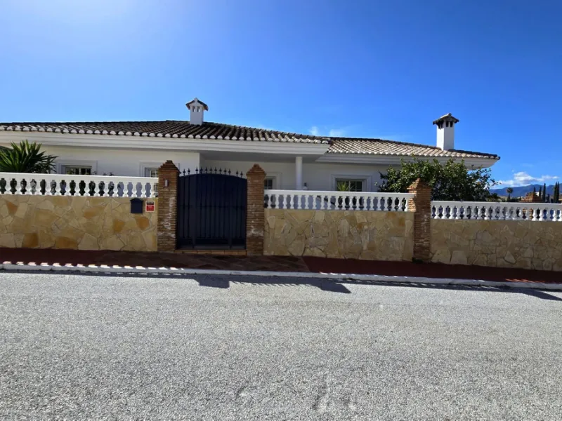 JUST ON THE MARKET. INCREDIBLE DETATCHED VILLA  WITH MODERN SKANDANAVIAN STYLE DESIGN. EXCLUSIVE  URBANISATION IN CERROS DE AGUILA. ONLY € 995,000. BARGAIN.