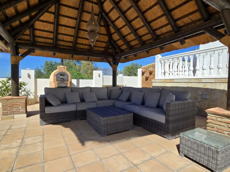 JUST ON THE MARKET. INCREDIBLE DETATCHED VILLA  WITH MODERN SKANDANAVIAN STYLE DESIGN. EXCLUSIVE  URBANISATION IN CERROS DE AGUILA. ONLY € 995,000. BARGAIN.