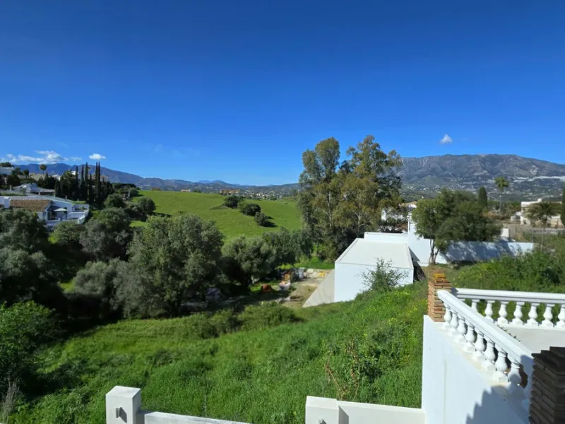 JUST ON THE MARKET. INCREDIBLE DETATCHED VILLA  WITH MODERN SKANDANAVIAN STYLE DESIGN. EXCLUSIVE  URBANISATION IN CERROS DE AGUILA. ONLY € 995,000. BARGAIN.