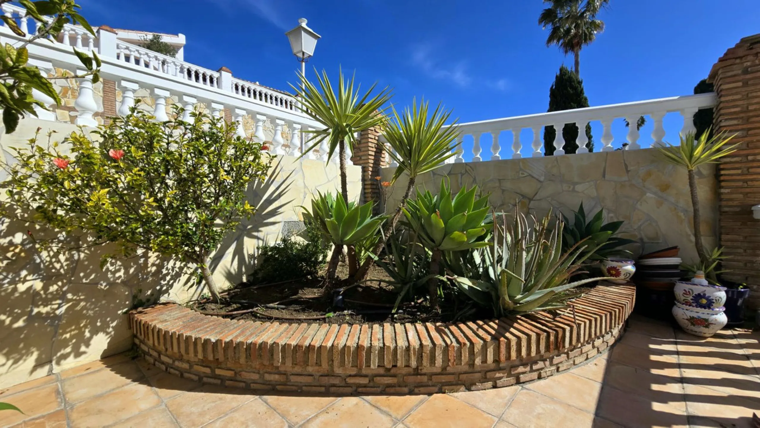 JUST ON THE MARKET. INCREDIBLE DETATCHED VILLA  WITH MODERN SKANDANAVIAN STYLE DESIGN. EXCLUSIVE  URBANISATION IN CERROS DE AGUILA. ONLY € 995,000. BARGAIN.