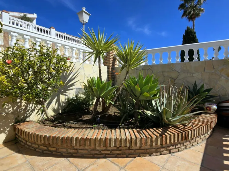 JUST ON THE MARKET. INCREDIBLE DETATCHED VILLA  WITH MODERN SKANDANAVIAN STYLE DESIGN. EXCLUSIVE  URBANISATION IN CERROS DE AGUILA. ONLY € 995,000. BARGAIN.