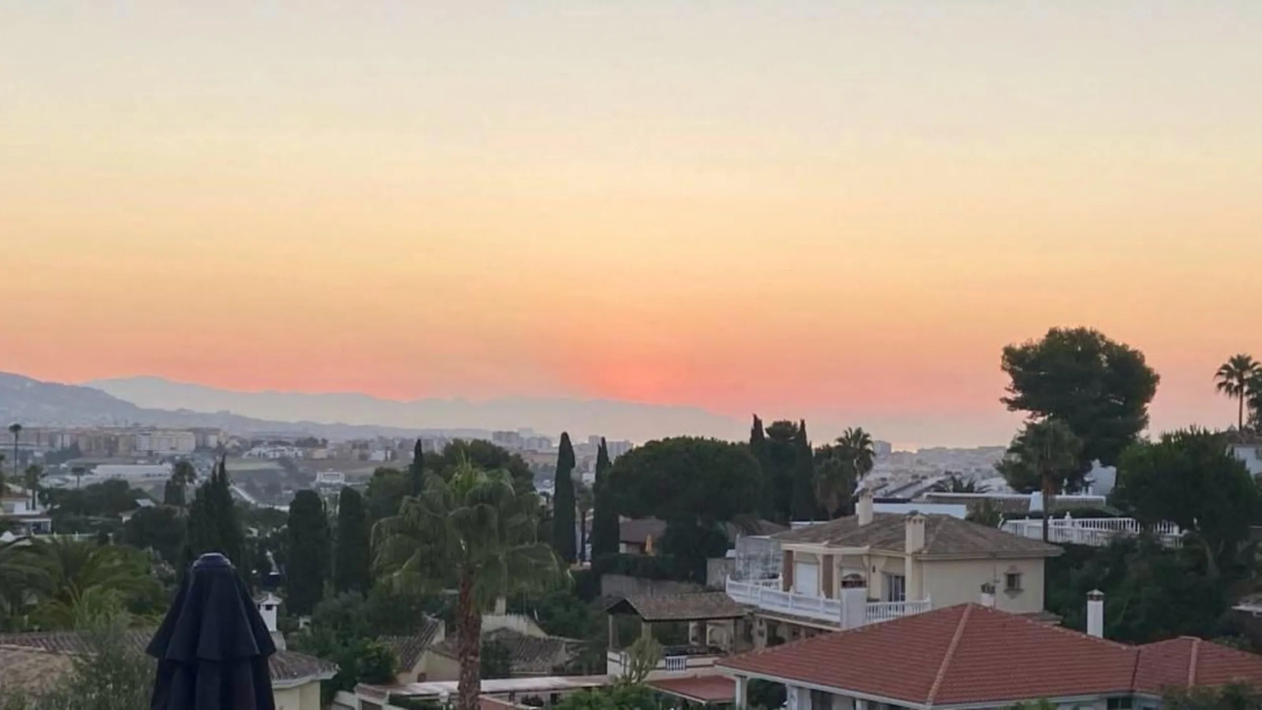 JUST ON THE MARKET. INCREDIBLE DETATCHED VILLA  WITH MODERN SKANDANAVIAN STYLE DESIGN. EXCLUSIVE  URBANISATION IN CERROS DE AGUILA. ONLY € 995,000. BARGAIN.